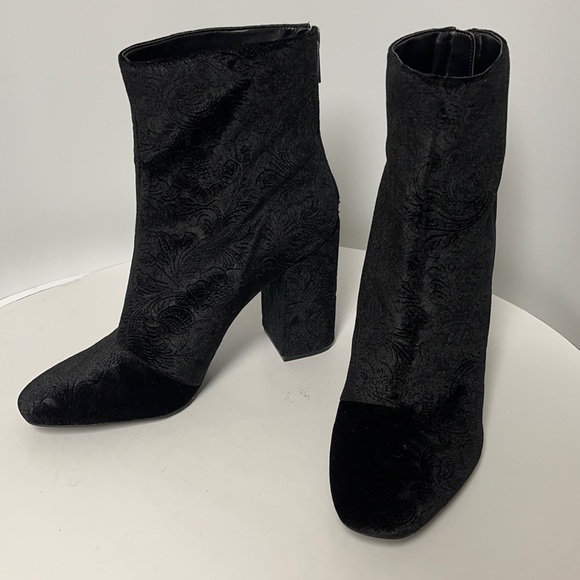 Jessica Simpson Aninada Velvet Embossed Block Heel Ankle Booties Size 9.5 Black - Picture 3 of 9